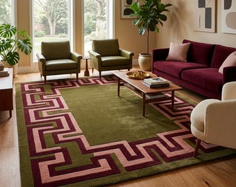 Peut inclure: Un tapis rectangulaire doté d'un centre vert olive uni, entouré d'une large bordure ornée d'un motif géométrique grec en alternance de bordeaux profond et de rose poudré, réalisé avec une texture à poils ras.