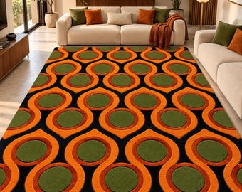 Peut inclure: Un tapis rectangulaire présentant un motif géométrique répétitif de cercles et de lignes ondulées orange et orange foncé entrelacés sur un fond noir, avec des centres circulaires vert olive à l'intérieur de chaque forme orange sur toute la surface.