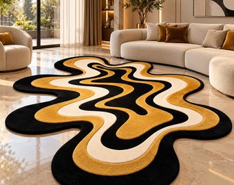 Peut inclure: Un tapis de forme organique irrégulière présentant des bandes concentriques ondulées de couleur noire, jaune moutarde et crème. Le tapis possède une surface texturée et moelleuse, posé sur un sol carrelé clair dans un salon.