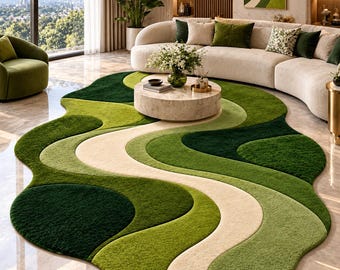Peut inclure: Un tapis de sol de forme organique irrégulière présentant un motif ondulé en couches dans des tons de vert forêt, vert lime et crème. Le tapis possède une surface texturée et moelleuse avec des sections courbes créant un design abstrait.