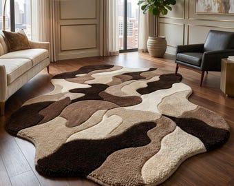 Peut inclure: Un tapis de sol à la forme organique irrégulière présentant un motif texturé et multicolore composé de taches ondulées et imbriquées dans des tons crème, beige, brun clair et brun foncé, créant un aspect abstrait et superposé.