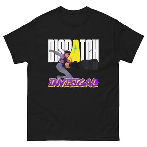 Könnte beinhalten: Schwarzes T-Shirt mit den Wörtern "DISPATCH" in Weiß und "INVISIGAL" in Lila und Gelb. Die Grafik zeigt eine stilisierte Illustration einer Person in Aktion mit einem schwarzen Objekt und einem gelben Stern.