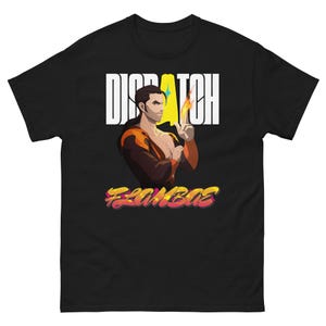 Puede incluir: Camiseta negra con una ilustración estilizada de un hombre con una llama en la mano. La palabra "DISPATCH" está impresa encima de la ilustración, y "FLAMBOS" debajo en letras coloridas y estilizadas.