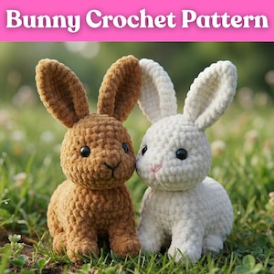 Könnte beinhalten: Zwei gehäkelte Hasen, einer braun und einer weiß, sitzen nebeneinander in einem grasbewachsenen Feld. Die Hasen haben große Ohren und schwarze Augen, hergestellt aus strukturiertem Garn. Der Text "Bunny Crochet Pattern" wird oben angezeigt.