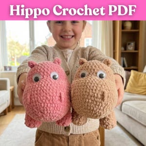 Op de afbeelding: Twee gehaakte nijlpaardknuffels, één roze en één bruin, met grote wiebelogen. Het roze nijlpaard staat links en het bruine nijlpaard rechts. De tekst "Hippo Crochet PDF" staat bovenaan de afbeelding.