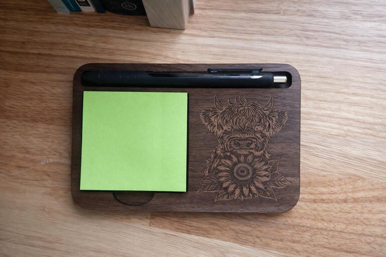 Puede incluir: Organizador de escritorio de madera oscura con ranura para bol&iacute;grafo, bloc de notas adhesivas verdes y dise&ntilde;o grabado con l&aacute;ser de una vaca de las Tierras Altas con un girasol.