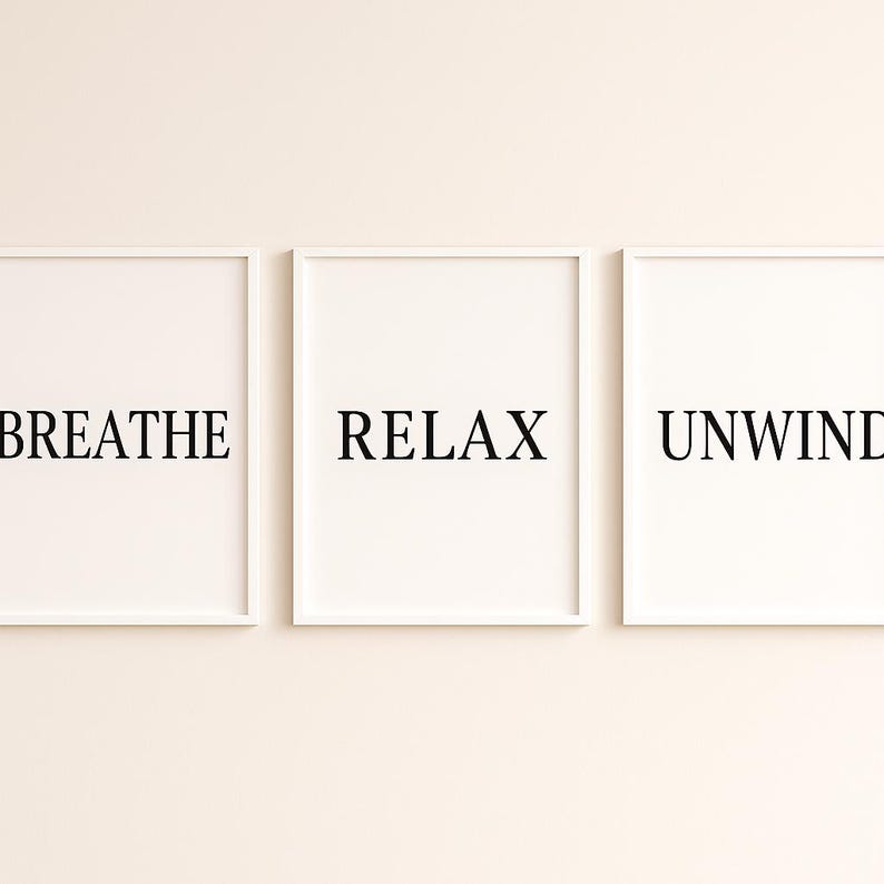 Puede incluir: Tres impresiones art&iacute;sticas enmarcadas con las palabras "Breathe", "Relax" y "Unwind" en negro, fuente sans-serif. Las impresiones tienen fondos blancos y marcos blancos, creando una est&eacute;tica minimalista. La obra de arte se exhibe contra una pared de color neutro.