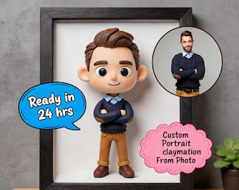 Puede incluir: Retrato de arcilla enmarcado de una persona con un suéter azul y pantalones marrones. La imagen incluye un bocadillo que dice "Ready in 24 hrs" y un texto en forma de nube rosa que dice "Custom Portrait claymation From Photo."