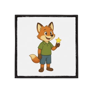 Könnte beinhalten: Quadratischer Aufnäher mit einer Cartoon-Figur eines Fuchses, der einen gelben Stern hält. Der Fuchs hat orangefarbenes Fell, ein grünes Hemd und blaue Shorts. Der Aufnäher hat einen weißen Hintergrund und einen schwarzen Rand.