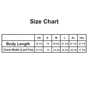 Peut inclure: Un tableau des tailles blanc avec du texte noir. Le tableau affiche les mesures de la longueur du corps et de la largeur de la poitrine en pouces pour les tailles XS &agrave; 2XL. Le texte "Size Chart" est en haut.