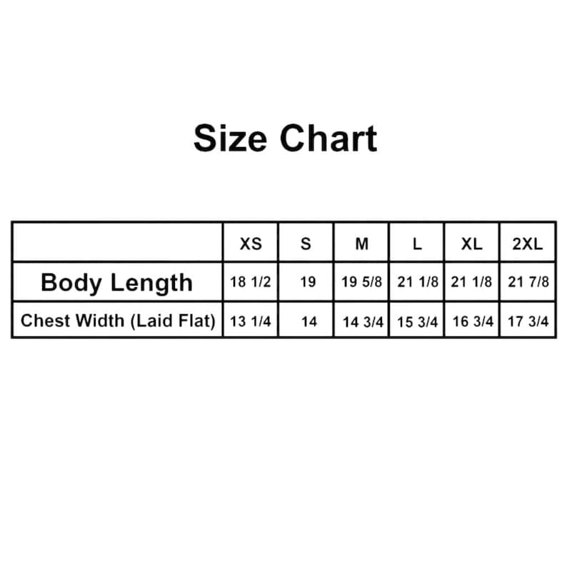 Peut inclure: Un tableau des tailles blanc avec du texte noir. Le tableau affiche les mesures de la longueur du corps et de la largeur de la poitrine en pouces pour les tailles XS &agrave; 2XL. Le texte "Size Chart" est en haut.