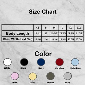 Pu&ograve; includere: Una tabella delle taglie e opzioni di colore per l'abbigliamento. La tabella delle taglie include le misure di lunghezza del corpo e larghezza del petto in pollici per le taglie XS-2XL. Le opzioni di colore includono bianco, nero, blu navy, Carolina, azzurro, rosa, margherita, pepe e grigio.