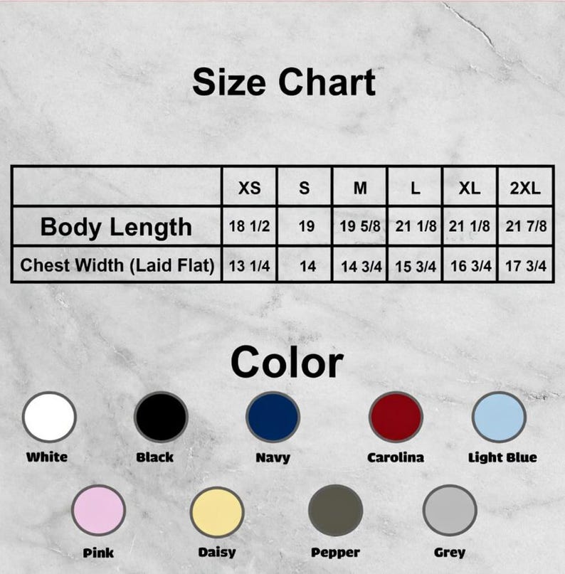 Pu&ograve; includere: Una tabella delle taglie e opzioni di colore per l'abbigliamento. La tabella delle taglie include le misure di lunghezza del corpo e larghezza del petto in pollici per le taglie XS-2XL. Le opzioni di colore includono bianco, nero, blu navy, Carolina, azzurro, rosa, margherita, pepe e grigio.