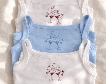 Camiseta de bebé Martini bordada personalizada: camiseta sin mangas personalizada, bonita camiseta de cóctel para chicas, atuendo para despedida de soltera, regalo para despedida de soltera