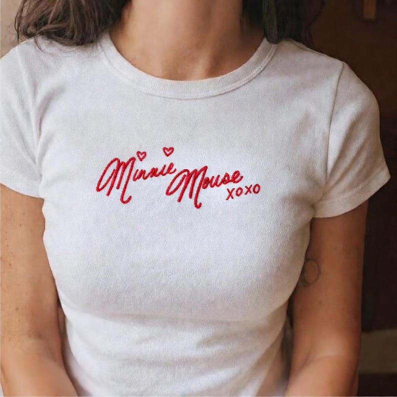 Musse Pigg broderad babytröja, figurnära kort t-shirt, minimalistisk Disney-inspirerad signaturtröja, Disney Trip-tröja bild 3