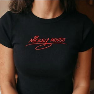 Musse Pigg broderad babytröja, figurnära kort t-shirt, minimalistisk Disney-inspirerad signaturtröja, Disney Trip-tröja bild 2