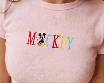 Camiseta de bebé bordada de Mickey Mouse, camiseta de bebé con bordado de letras coloridas, camiseta ajustada de estilo vintage, regalo para ella, viaje de chicas Disney