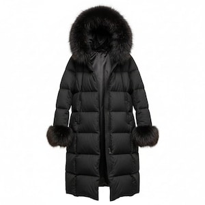 Può includere: Cappotto lungo nero imbottito con cappuccio e polsini bordati di pelliccia. Il cappotto ha una cerniera a tutta lunghezza e un design trapuntato. La finitura in pelliccia è marrone scuro. Cappotto invernale.