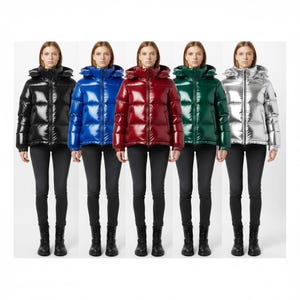 Könnte beinhalten: Fünf glänzende Steppjacken in Schwarz, Blau, Rot, Grün und Silber. Jede Jacke hat eine Kapuze und einen Reißverschluss. Die Models tragen schwarze Hosen und Stiefel. Die Jacken scheinen aus einem glänzenden, wasserabweisenden Material zu sein.