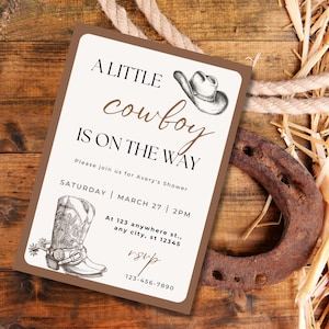 Könnte beinhalten: Eine Einladungskarte im Cowboy-Stil mit dem Text "A Little Cowboy Is On The Way". Die Karte zeigt Illustrationen eines Cowboyhuts und -stiefel. Die Einladung enthält Datum, Uhrzeit und RSVP-Informationen. Der Hintergrund ist eine rustikale Holzstruktur.