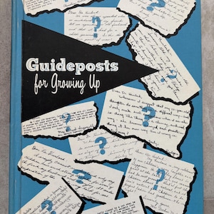 Peut inclure: Couverture de livre vintage bleu clair avec le titre "Guideposts for Growing Up" en blanc sur un triangle noir. Des notes manuscrites et des points d'interrogation ornent la couverture.