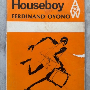 Può includere: Copertina di libro vintage per "Houseboy" di Ferdinand Oyono. La copertina è arancione con testo nero e un'illustrazione di una figura in corsa. Il titolo e il nome dell'autore sono in grassetto nero.