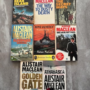 Peut inclure: Une collection de livres de poche vintage d'Alistair MacLean. Les couvertures présentent des titres tels que "Bear Island", "The Way to Dusty Death" et "Golden Gate", avec des illustrations et des textes audacieux. Une collection littéraire.