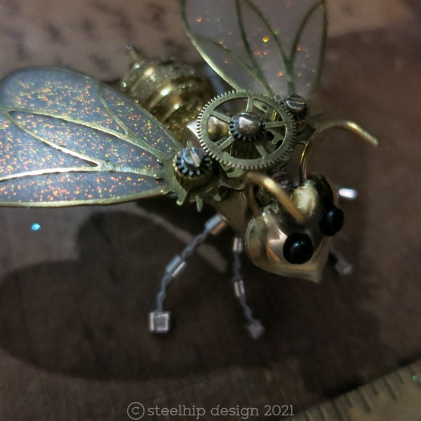 Pin de broche mecánico steampunk de abeja reina. Adorno colgante de insectos alados industriales con engranajes de reloj de bolsillo de latón. Arte de entomología en miniatura.