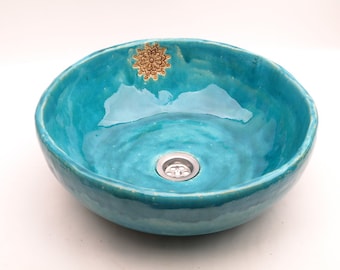 lavabo turquoise avec dentelle, broderies en dentelle, lavabo original, évier en terre cuite, lavabo fait main, lavabo turquoise