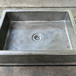 UM17 Keramik, geometrisches Waschbecken. Silver, rechteckig