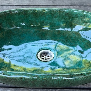 UM48 Large Oval Ceramic Washbasin Green
