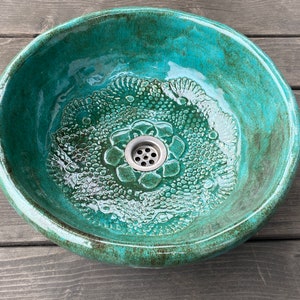 UM8 Green sink with lace, round overtop washbasin, handmade ceramic washstand