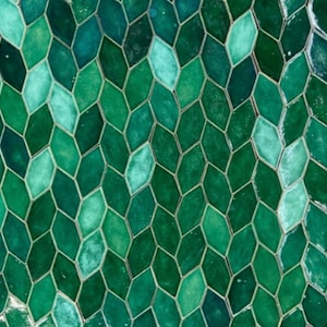 Op de afbeelding: Een groen en blauw mozaïek tegelpatroon met een ruitvorm.