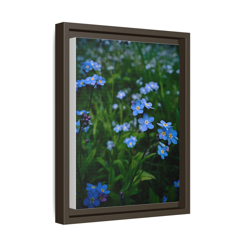 Cuadro decorativo de pared en lienzo mate con marco y estampado floral de nomeolvides azules, 23 x 30 cm (vertical) imagen 6