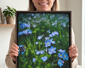 Cuadro decorativo de pared en lienzo mate con marco y estampado floral de nomeolvides azules, 45 x 60 cm (vertical).