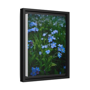 Cuadro decorativo de pared en lienzo mate con marco y estampado floral de nomeolvides azules, 23 x 30 cm (vertical) imagen 2
