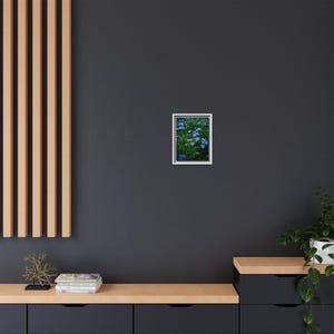 Cuadro decorativo de pared en lienzo mate con marco y estampado floral de nomeolvides azules, 23 x 30 cm (vertical) imagen 12