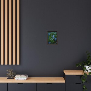 Cuadro decorativo de pared en lienzo mate con marco y estampado floral de nomeolvides azules, 23 x 30 cm (vertical) imagen 8