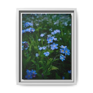 Cuadro decorativo de pared en lienzo mate con marco y estampado floral de nomeolvides azules, 23 x 30 cm (vertical) imagen 9