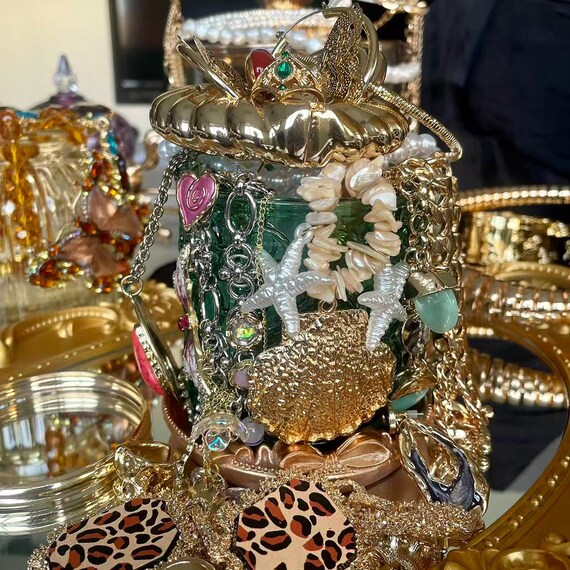 Gold Mystery Jewelry Box | Elegant Gold-tone Accessories  display picture 3