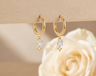 Créoles Huggie Charm opale en or 18 carats, créoles pendantes célestes délicats, cadeau minimaliste de bijoux de tous les jours pour elle