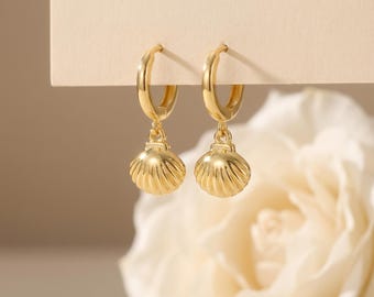 Örhängen i 925 sterlingsilver med guldfärgad snäckskal, fina havssnäckshängen med snäckskal, minimalistiska smycken, present till henne