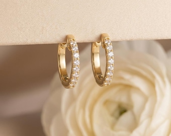 Boucles d'oreilles Huggie pavées d'or 18 carats, créoles CZ délicates, bijoux minimalistes de tous les jours, cadeau de luxe pour femme