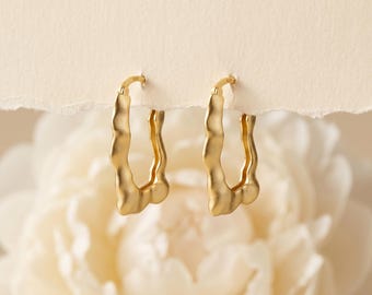 Örhängen i 925 sterlingsilver med ekologisk textur, förgyllda oregelbundna minimalistiska Huggie Hoops, elegant present