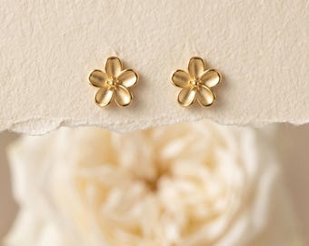 925 Sterling Silver Gold Flower Stud Earrings, Minimal Floral Dainty Earrings, Everyday Elegant Jewelry Gift for Her