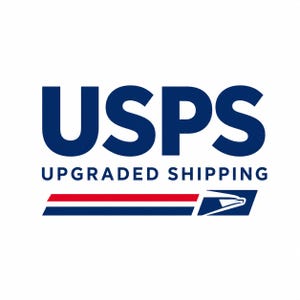 Könnte beinhalten: Das USPS-Logo in dunkelblauem Text mit den Worten UPGRADED SHIPPING in kleineren dunkelblauen Großbuchstaben darunter. Ein horizontaler Balken mit roten und blauen Streifen und einem stilisierten weißen Adlerkopf-Symbol befindet sich unten.