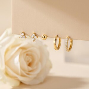 Conjunto de 5 piezas de pendientes chapados en oro de 18 quilates, pendientes de botón y aros pequeños con circonitas cúbicas, delicado conjunto de pendientes apilables, joyería minimalista para el día a día, regalo ideal para ella.