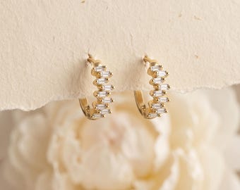Örhängen i 925 sterlingsilver med CZ-baguette, förgyllda örhängen med zirkonia, minimalistiska, glittergeometriska smycken, present till henne