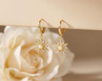 Boucles d'oreilles créoles opale sunburst remplies d'or 18 carats, créoles CZ Celestial Huggie, cadeau bijoux délicats pour elle