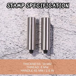 Może przedstawiać: Dwa cylindryczne metalowe uchwyty do stempli z gwintowanymi końcami są wyświetlane na teksturowanym tle. U g&oacute;ry znajduje się tekst "STAMP SPECIFICATION". Uchwyt ma 6,5 cm długości, 10 mm grubości i gwint 8 mm.